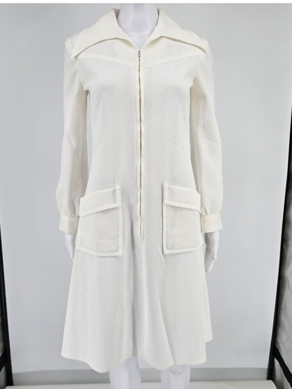 Vintage Early 1970s Ivory Textured Chevron Knee-Length Mod Dress (Size 6/S) - Picture 1 of 11